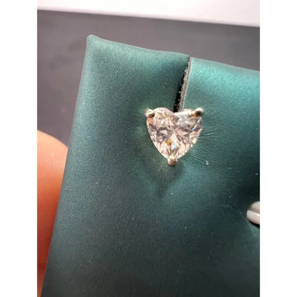 Heart shaped CZ stud earrings in sterling silver - Picture 5 of 11